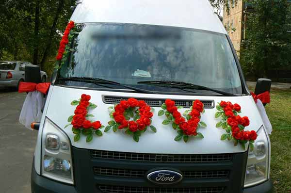 Декор автомобилей на свадьбу цветами